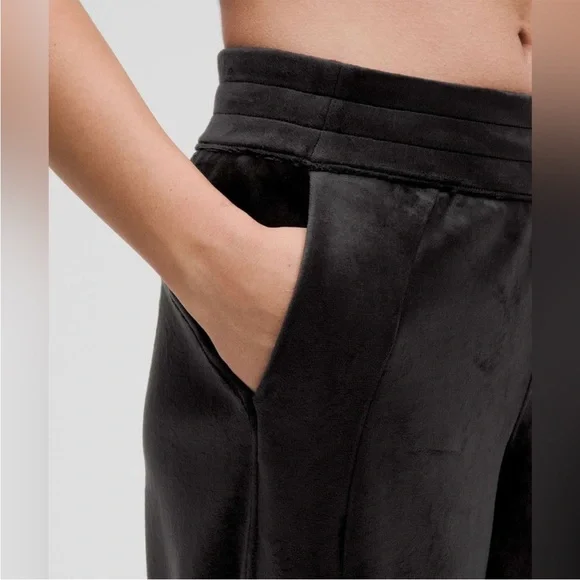 Lululemon Scuba Mid Rise Wide Leg Pant | Size: M | Black - Picture 5 of 6